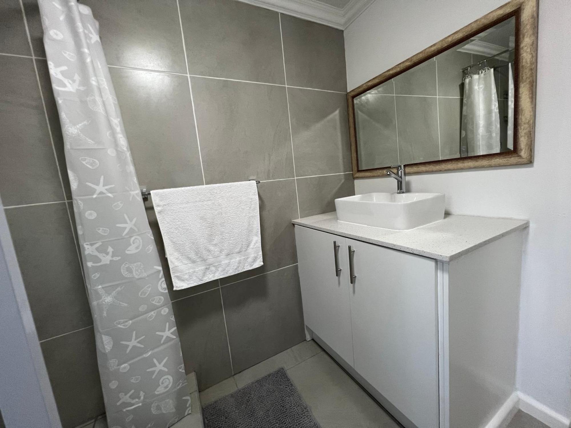 Coastal House - 2br And Self Catering Hébergement de vacances Le Cap